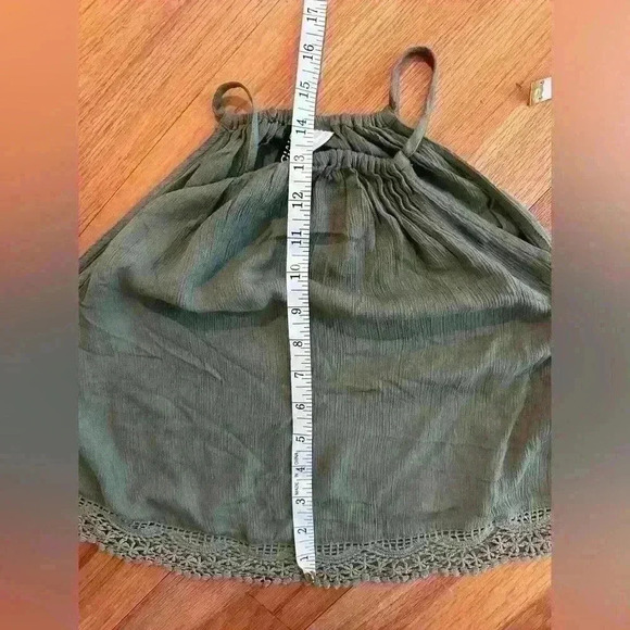 LIKE NEW Linen Look Crop Top - Picture 2 of 4